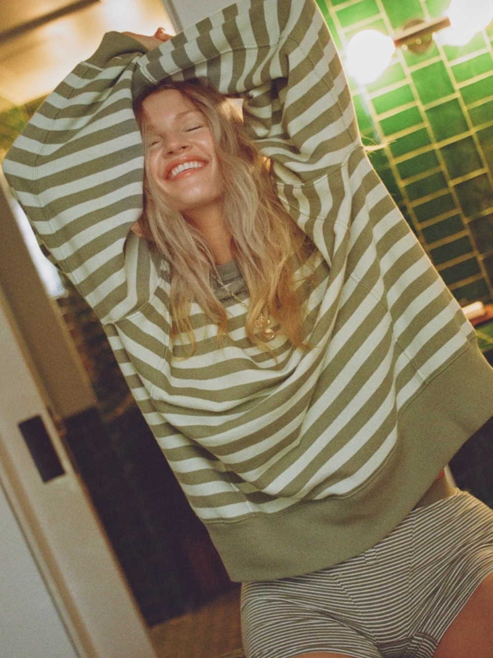 🆕NWT Aerie Go-To Sweatshirt in 'Overcast Green', Size Medium - Picture 3 of 10